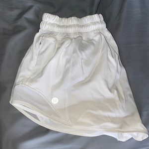 WHITE LULULEMON HOTTY HOT II SHORT (2.5in.)